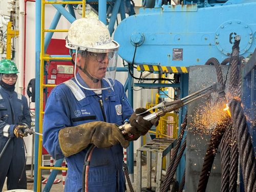 Thợ cơ khí cắt cáp hết hạn sử dụng để đưa đi xử lý.