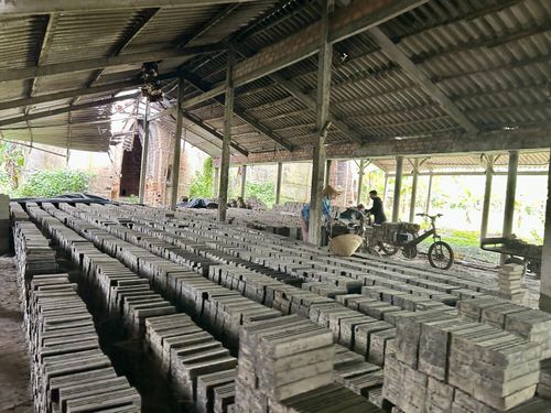  Những viên gạch sau khi được phơi nắng để giảm độ ẩm và tăng độ cứng sẽ được đưa vào lò nung. 