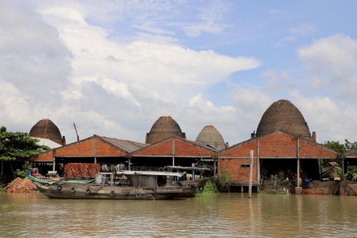 Dọc theo kênh Thầy Cai, những dãy lò gạch nối nhau trải dài, in bóng xuống mặt nước lặng.
