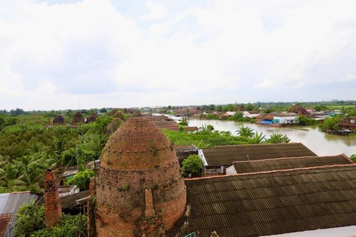Các dãy lò gạch nối nhau trải dài ven kênh Thầy Cai.