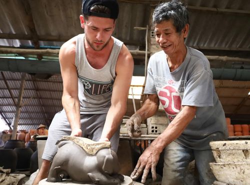 Du khách trải nghiệm làm gốm.