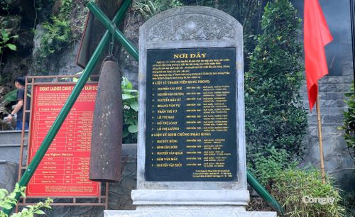 Ngày 14/11/1972 máy bay Mỹ đã ném bom làm sập cửa hang, các chiến sỹ thanh niên xung phong bị mắc kẹt bên trong. Sau nhiều ngày được đồng đội tìm mọi cách tiếp cứu, di chuyển khối đá chắn lấp cửa hang, nhưng không thể cứu được các anh, các chị. Trong trận bom này, 8 Thanh niên xung phong và 5 Chiến sỹ binh chủng Pháo binh đã anh dũng hy sinh trong lúc làm nhiệm vụ.