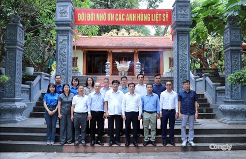 Đoàn công tác chụp ảnh lưu niệm tại Di tích lịch sử quốc gia Hang Tám Cô.