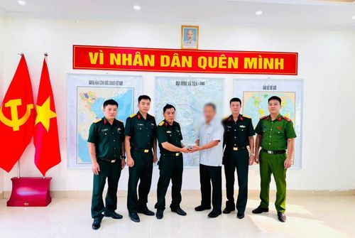 Thiếu tá Phạm Văn Công đã trực tiếp trao trả đầy đủ số tiền trên cho ông Vũ Văn P.