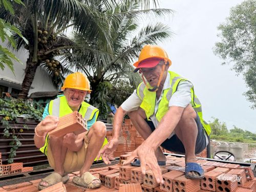 Những viên gạch xây mái ấm cho người già neo đơn.