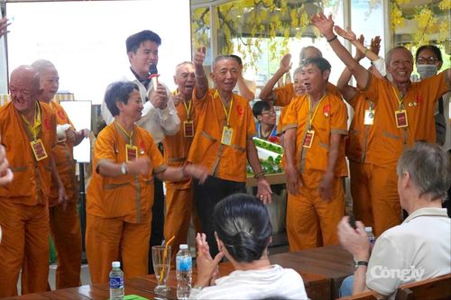 Các cụ già hào hứng tham dự chương trình.