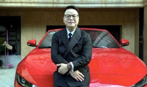 Lê Khắc Ngọ khoe xe sang để 'bẫy' nhà đầu tư. Ảnh: MXH