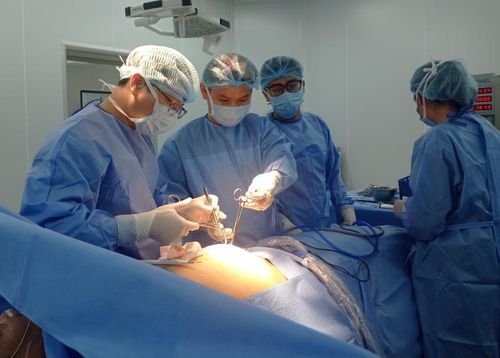 Bác sĩ phẫu thuật cho bệnh nhân. Ảnh: BVCC.