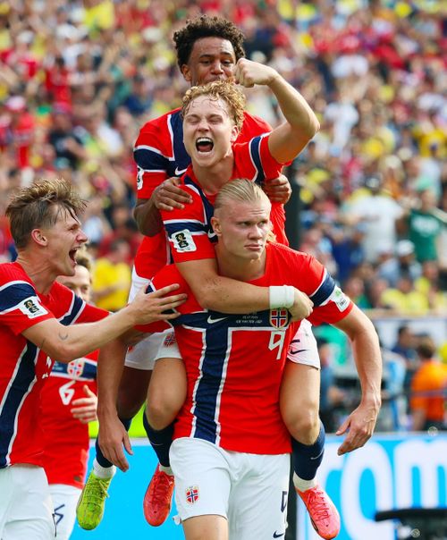Oscar Bobb và Andreas Schjelderup ăn mừng cùng Haaland trận gặp Brazil - Ảnh: BR Football