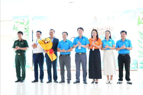 Lãnh đạo Liên đoàn Lao động tỉnh tặng hoa Ban Tổ chức trại hè. Ảnh: TL
