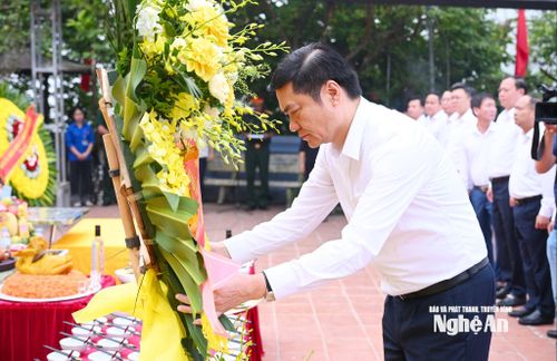 Phó Bí thư Thường trực Tỉnh ủy Hoàng Nghĩa Hiếu dâng hoa tưởng niệm các Anh hùng liệt sĩ. Ảnh: Thành Cường