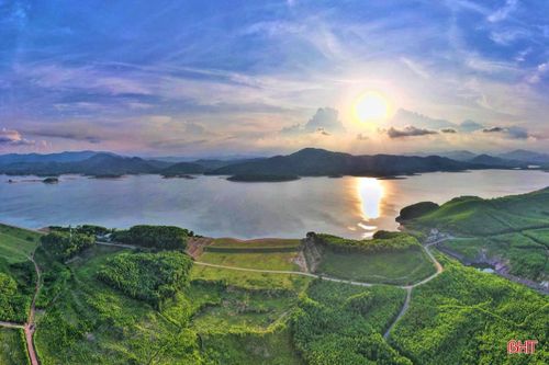 Vẻ đẹp nên thơ của hồ Kẻ Gỗ. Ảnh: Văn Đức
