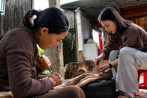 Trải nghiệm chế tác trầm hương tại xã Phúc Trạch.