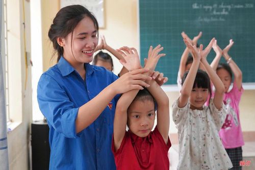 Mỗi dịp hè, việc tạo ra những sân chơi an toàn, bổ ích để thiếu nhi được vui chơi, rèn luyện và phát triển toàn diện luôn là nhiệm vụ được các cấp bộ Đoàn, Hội đồng Đội trên địa bàn tỉnh quan tâm. Năm nay, với nhiều mô hình đa dạng, thiết thực được triển khai tại cơ sở, hàng nghìn lượt thiếu nhi đã có thêm những trải nghiệm ý nghĩa trong kỳ nghỉ hè.