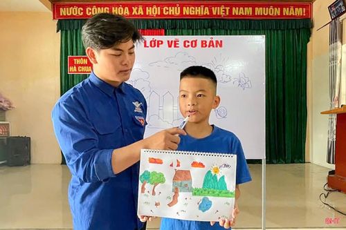  “Đến thời điểm hiện tại, ước tính đã có khoảng 800-1.000 lượt thiếu nhi trên địa bàn xã Sơn Tây tham gia các hoạt động hè. Đồng hành cùng các em là khoảng 10 ĐVTN trực tiếp đứng lớp, hướng dẫn và hỗ trợ tổ chức các chương trình. Sự nhiệt huyết của lực lượng đoàn viên đã góp phần tạo nên những sân chơi gần gũi, hấp dẫn, đáp ứng nhu cầu học tập, vui chơi và rèn luyện của thiếu nhi trong dịp nghỉ hè”, anh Phan Sắc Biển - Bí thư Đoàn xã Sơn Tây chia sẻ. 