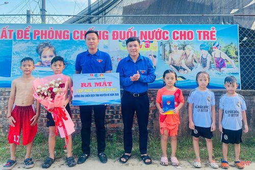  "Bên cạnh việc tạo sân chơi cho thiếu nhi trong dịp hè, chúng tôi chú trọng lồng ghép các nội dung giáo dục kỹ năng sống, kỹ năng phòng, chống đuối nước và tai nạn thương tích. Thời gian tới, Đoàn phường sẽ tiếp tục duy trì, nhân rộng các CLB phù hợp để ngày càng có nhiều thiếu nhi được tham gia các hoạt động bổ ích ngay tại địa bàn dân cư”, anh Lê Đức Anh - Bí thư Đoàn phường Trần Phú cho biết. 