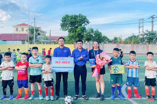 Tại phường Trần Phú, các mô hình CLB bơi và bóng đá đang thu hút đông đảo thiếu nhi tham gia. CLB bơi duy trì gần 20 học viên, trong đó có 7 em thuộc diện hoàn cảnh khó khăn được hỗ trợ học miễn phí. Trong khi đó, CLB bóng đá tổ chức 2 lớp với khoảng 60 thiếu nhi tham gia tập luyện thường xuyên, góp phần rèn luyện thể chất, xây dựng tinh thần đoàn kết và ý thức kỷ luật cho các em.