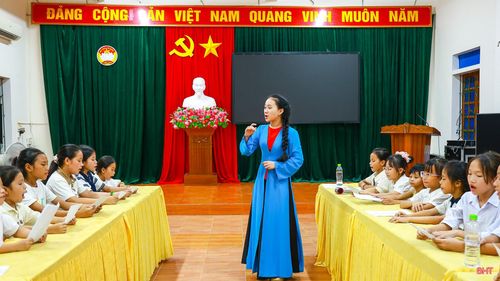 Lớp học của tôi hiện có khá đông các em tham gia, đa số là học sinh bậc tiểu học và THCS. Mỗi em có một khả năng cảm thụ âm nhạc khác nhau nên tôi luôn cố gắng lựa chọn phương pháp giảng dạy phù hợp để các em vừa dễ tiếp thu, vừa cảm thấy hứng thú với mỗi buổi học.