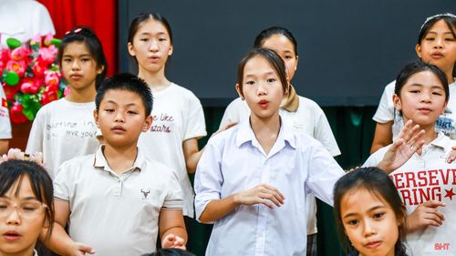 Điều khiến tôi hạnh phúc nhất là nhìn thấy sự tiến bộ của các em qua từng buổi học. Từ những bạn nhỏ còn ngại ngùng, các em dần mạnh dạn hơn, say mê với từng câu hát. Những ánh mắt háo hức và tiếng hát trong trẻo của các em chính là động lực để tôi tiếp tục công việc này.