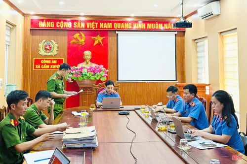 Viện KSND khu vực 1 kiểm sát công tác thi hành án hình sự tại UBND phường Trần Phú (ảnh trái) và kiểm sát việc thụ lý, giải quyết tin báo, tố giác tội phạm tại Công an xã Cẩm Xuyên (ảnh phải).