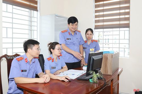  Viện trưởng Lê Anh Tuấn chỉ đạo, trao đổi nghiệp vụ với các kiểm sát viên trong đơn vị. 