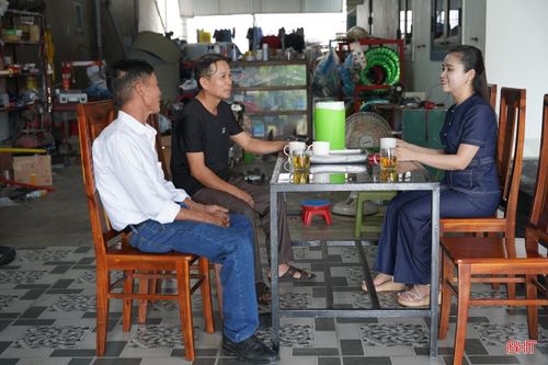 Với chị Nga, mỗi buổi sinh hoạt chi bộ, mỗi cuộc gặp gỡ người dân đều là cơ hội để lắng nghe, tháo gỡ những khó khăn từ thực tiễn và tạo sự đồng thuận trong triển khai các nhiệm vụ.