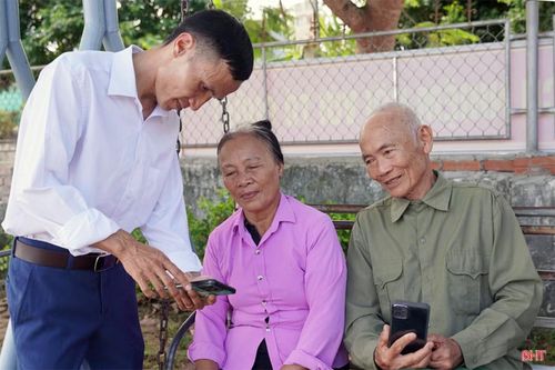 Với nền tảng kiến thức được đào tạo bài bản, tư duy khoa học, khả năng tiếp cận công nghệ và chuyển đổi số, những cử nhân đại học có điều kiện để đổi mới phương thức làm việc, nâng cao hiệu quả phục vụ người dân.