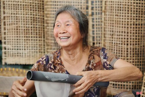  Bà Phan Thị Liễu chia sẻ: "Hồi tôi mới làm nghề, cả xóm cứ đến nửa đêm là đỏ lửa. Nhà nào cũng thức để ngâm gạo, xay bột, tráng bánh cho kịp phiên chợ sáng. Có hôm làm đến khi mặt trời lên cao mới được nghỉ. Vất vả thì vất vả thật nhưng vui vì cả làng cùng làm, tiếng nói cười rộn ràng suốt đêm. Nhờ nghề này mà vợ chồng tôi nuôi các con khôn lớn, dựng được nhà cửa. Giờ già rồi, còn sức thì tôi vẫn làm, vì bỏ nghề là thấy nhớ". 