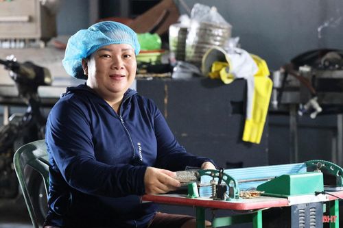  Chị Trần Thị Hải Châu ở TDP Kỳ Châu, phường Sông Trí cho biết: "Năm 2020, bánh đa, bánh mướt chợ Cầu được công nhận là sản phẩm OCOP 3 sao. Từ đó, thị trường rộng mở hơn, cơ sở của chúng tôi cũng đầu tư máy móc hiện đại để nâng cao năng suất, đáp ứng nhu cầu của khách hàng. Hiện nay, bình quân mỗi ngày, tôi sản xuất khoảng 10.000 bánh, tăng gấp 10 lần so với khi chưa đạt sản phẩm OCOP". 