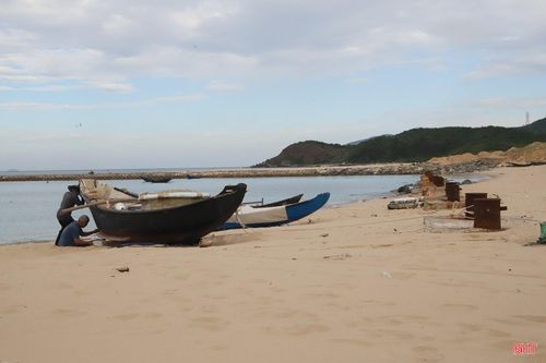  Không ít tàu cá trong quá trình di chuyển đã va chạm với nền cát bồi, làm hư hỏng chân vịt, phải sửa chữa hoặc thay mới, gây thiệt hại đáng kể về kinh tế. 
