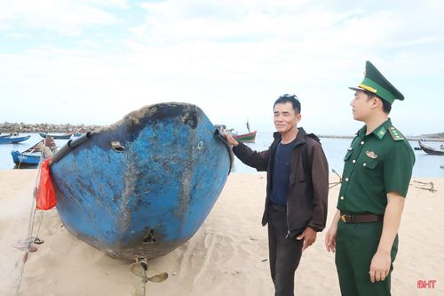  Ông Đậu Hoàng - ngư dân tổ dân phố Thắng Lợi (phường Hoành Sơn) cho biết: “Có những hôm tàu đánh bắt trở về nhưng không thể vào âu thuyền, chúng tôi phải neo chờ ngoài cửa biển nhiều giờ mới đưa được tàu vào. Điều này khiến mỗi chuyến biển đều bị động, vừa phát sinh thêm chi phí, vừa mất nhiều thời gian. Điều khiến chúng tôi lo lắng nhất là khi thời tiết diễn biến bất thường, tàu không kịp vào nơi tránh trú an toàn, tiềm ẩn nhiều rủi ro cho người và phương tiện”. 