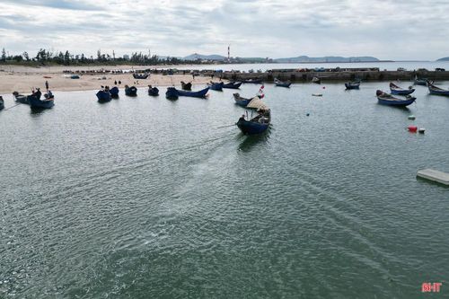 So với trước đây, độ sâu luồng lạch tại âu thuyền đã giảm đáng kể, từ hơn 4m xuống còn khoảng hơn 1,5m ở vị trí sâu nhất; nhiều khu vực chỉ còn khoảng 1m nước. Các dải cát liên tục bồi lấp, lấn sâu vào lòng âu.