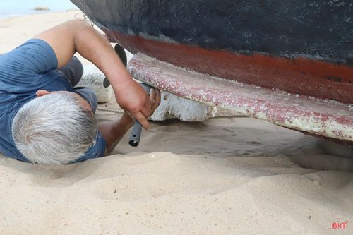  Ông Phạm Văn Truyền - ngư dân tổ dân phố Thắng Lợi bày tỏ: “Nếu tình trạng bồi lắng tại âu thuyền tiếp tục kéo dài mà không được xử lý, nguy cơ mất an toàn cho tàu thuyền sẽ ngày càng lớn. Chúng tôi mong các cấp, ngành sớm có giải pháp nạo vét, khơi thông luồng lạch để tàu cá ra vào thuận lợi, bảo đảm an toàn cho ngư dân mỗi khi vươn khơi, bám biển". 
