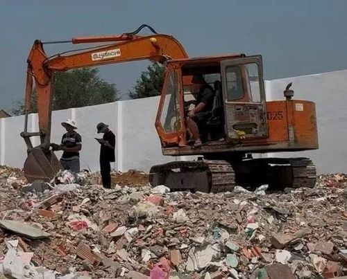 Tổng khối lượng chất thải rắn xây dựng bị đổ trái phép được cơ quan chức năng xác định lên tới gần 800 tấn, gây ảnh hưởng nghiêm trọng đến môi trường đất và cảnh quan khu vực. (Ảnh: CA. TP Hồ Chí Minh cung cấp)