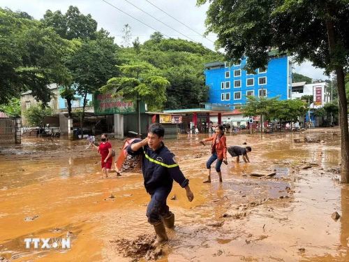 Bùn đất tràn trên mặt đường tại địa bàn xã Mường La, tỉnh Sơn La, sau mưa lớn. (Ảnh: TTXVN phát)