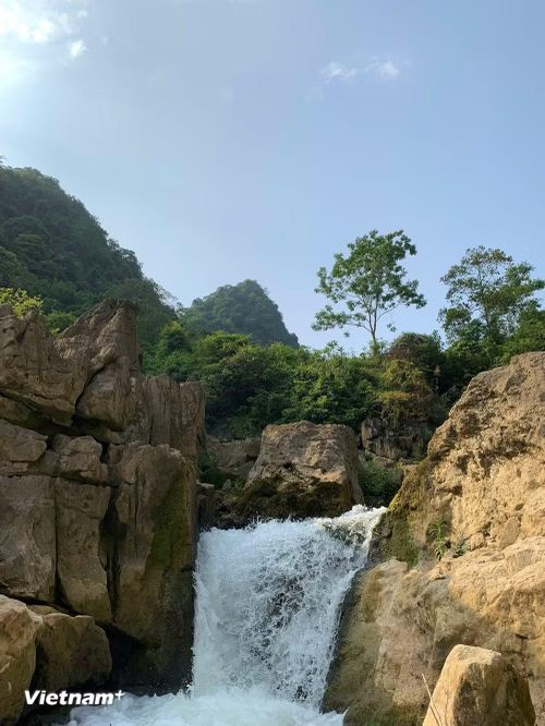 Một thác nước nhỏ gần khu vực núi. (Nguồn: Vietnam+)