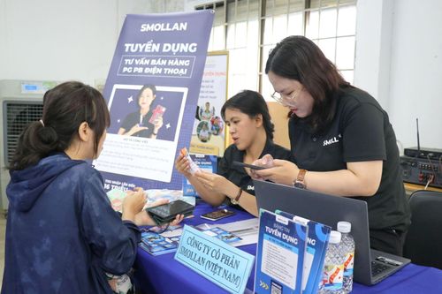 Người lao động tìm việc tại Trung tâm Dịch vụ việc làm Thành phố Hồ Chí Minh.