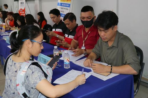 Người lao động tìm việc tại Trung tâm Dịch vụ việc làm Thành phố Hồ Chí Minh.