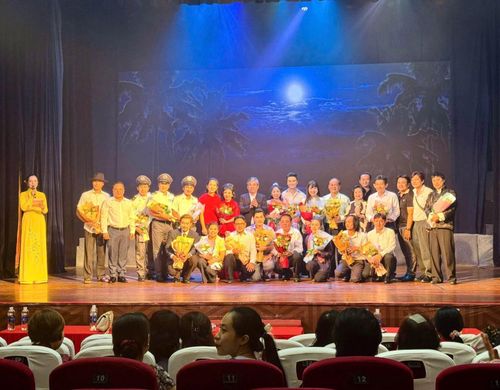 Các nghệ sĩ chụp ảnh lưu niệm với lãnh đạo TP Hồ Chí Minh và khán giả vào cuối buổi diễn.