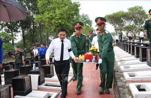 Phó Thủ tướng Chính phủ Nguyễn Văn Thắng thực hiện nghi lễ truy điệu, án táng 63 hài cốt liệt sỹ.