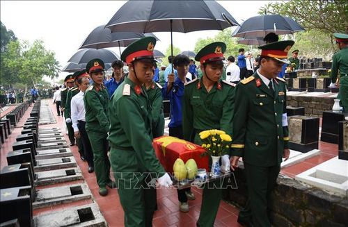 Lễ truy điệu, an táng 63 hài cốt liệt sĩ hy sinh trong thời kỳ chiến tranh qua các thời kỳ ở trong nước và nước bạn Campuchia.