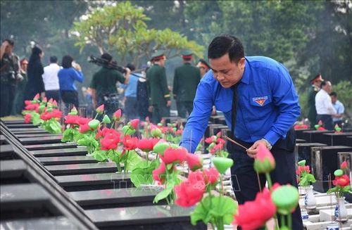 Đại biểu dâng hương tưởng nhớ các sĩ.
