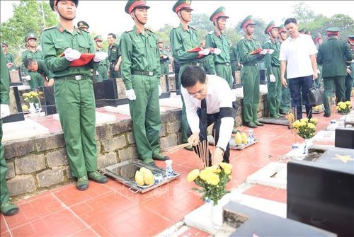 Phó Thủ tướng Chính phủ Nguyễn Văn Thắng thắp hương tưởng nhớ các liệt sĩ.