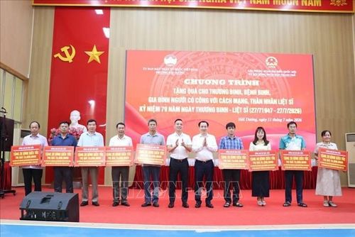 Ủy viên chuyên trách Ủy ban Văn hóa và Xã hội của Quốc hội, Đại biểu Quốc hội thành phố Hải Phòng Vũ Văn Tiến trao biển tượng trưng cho Mặt trận Tổ quốc Việt Nam của 9 phường.