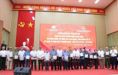 Ủy viên chuyên trách Ủy ban Văn hóa và Xã hội của Quốc hội, Đại biểu Quốc hội thành phố Hải Phòng Vũ Văn Tiến trao quà cho 40 thương binh, bệnh binh, đại diện gia đình người có công với cách mạng và gia đình liệt sĩ tại phường Hải Dương.