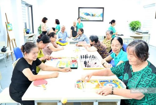Người cao tuổi được chăm sóc, vui chơi tại cơ sở chăm sóc sức khỏe ban ngày cho người cao tuổi (Trạm y tế phường Long Biên, Tp.Hà Nội) (Ảnh: Hoàng Bích).