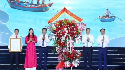 Lãnh đạo tỉnh Ninh Bình trao quyết định công bố bộ nhận diện du lịch biển Giao Ninh (Ảnh: Phúc Ngư).