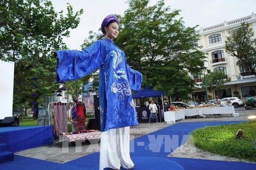 Trình diễn Bộ sưu tập áo dài của Nghệ nhân, Nhà thiết kế Viết Bảo. Ảnh: Mai Trang - TTXVN