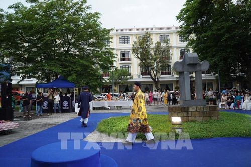 Trình diễn Bộ sưu tập áo dài của Nghệ nhân, Nhà thiết kế Viết Bảo. Ảnh: Mai Trang - TTXVN
