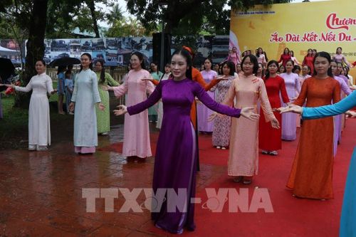 Phụ nữ Huế trong tà áo dài đồng diễn dân vũ. Ảnh: Mai Trang - TTXVN